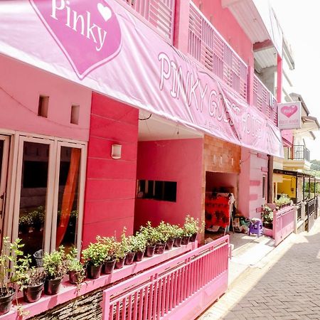 Pinky Guest House Syariah Kota Batu Esterno foto