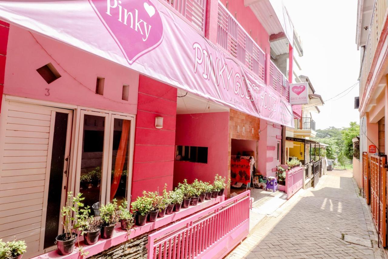 Pinky Guest House Syariah Kota Batu Esterno foto