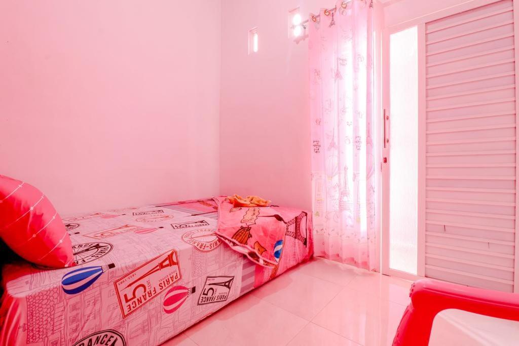 Pinky Guest House Syariah Kota Batu Esterno foto