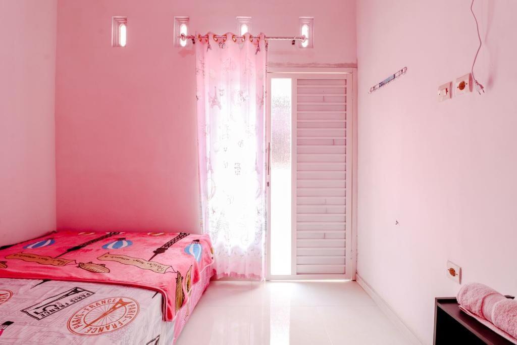 Pinky Guest House Syariah Kota Batu Esterno foto