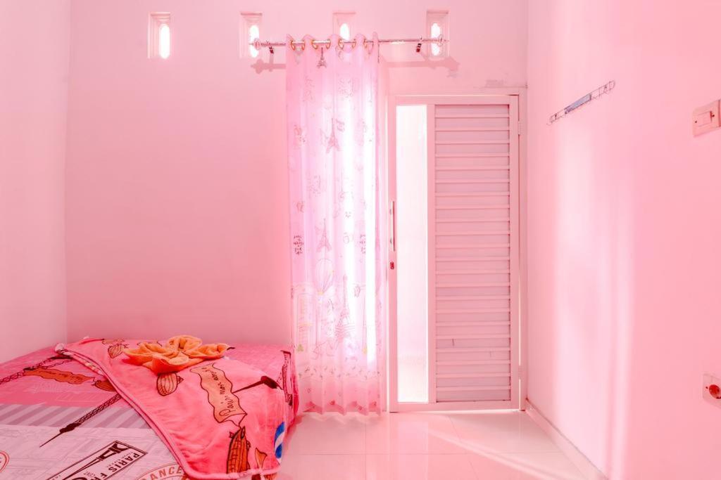 Pinky Guest House Syariah Kota Batu Esterno foto