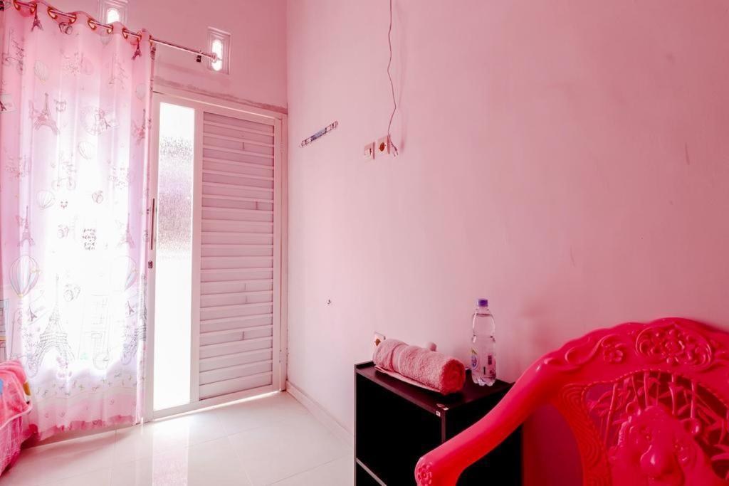 Pinky Guest House Syariah Kota Batu Esterno foto