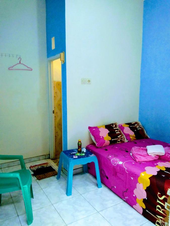 Pinky Guest House Syariah Kota Batu Esterno foto