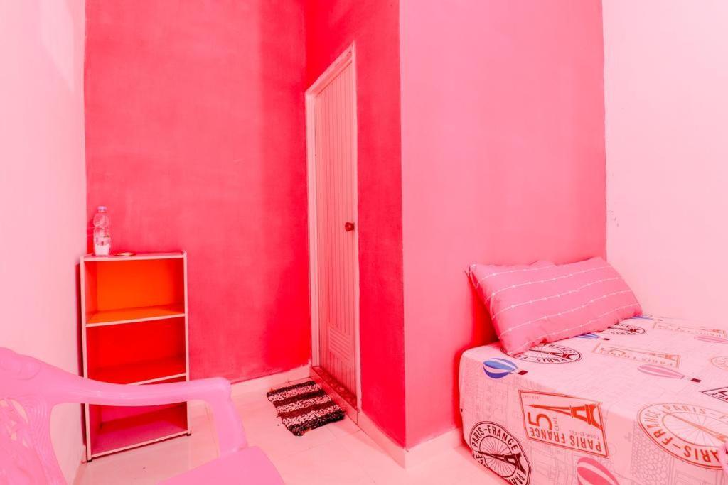 Pinky Guest House Syariah Kota Batu Esterno foto