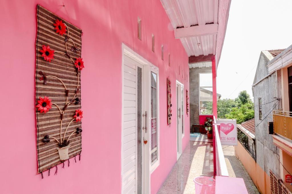 Pinky Guest House Syariah Kota Batu Esterno foto