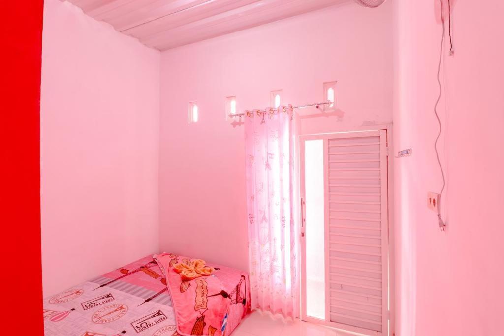 Pinky Guest House Syariah Kota Batu Esterno foto
