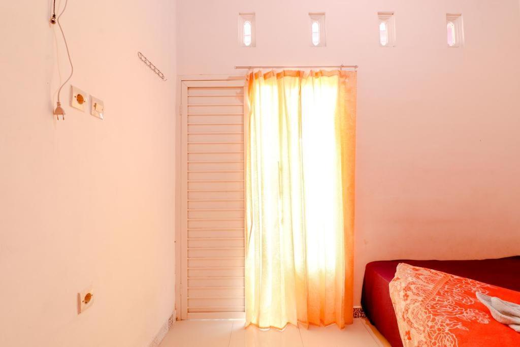 Pinky Guest House Syariah Kota Batu Esterno foto
